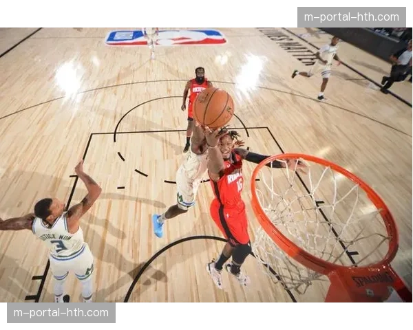 战术板：解析山东泰山“4-2-2-2”新阵，如何通过不对称跑动实现立体压迫